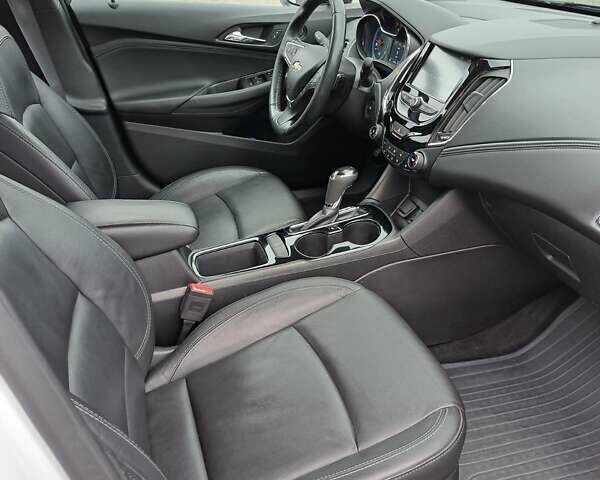 Белый Шевроле Круз, объемом двигателя 1.4 л и пробегом 188 тыс. км за 11000 $, фото 2 на Automoto.ua