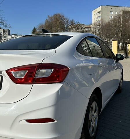 Белый Шевроле Круз, объемом двигателя 1.36 л и пробегом 190 тыс. км за 12000 $, фото 3 на Automoto.ua