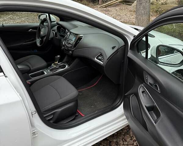 Белый Шевроле Круз, объемом двигателя 1.4 л и пробегом 79 тыс. км за 12900 $, фото 5 на Automoto.ua