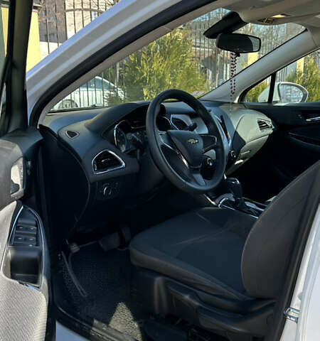 Белый Шевроле Круз, объемом двигателя 1.36 л и пробегом 190 тыс. км за 12000 $, фото 13 на Automoto.ua