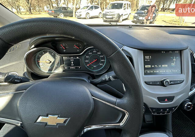 Белый Шевроле Круз, объемом двигателя 1.36 л и пробегом 190 тыс. км за 12000 $, фото 5 на Automoto.ua