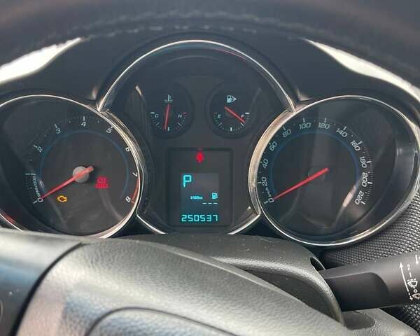 Белый Шевроле Круз, объемом двигателя 1.8 л и пробегом 250 тыс. км за 8500 $, фото 6 на Automoto.ua