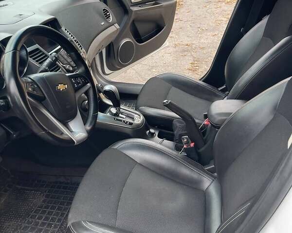Белый Шевроле Круз, объемом двигателя 1.8 л и пробегом 250 тыс. км за 8500 $, фото 3 на Automoto.ua