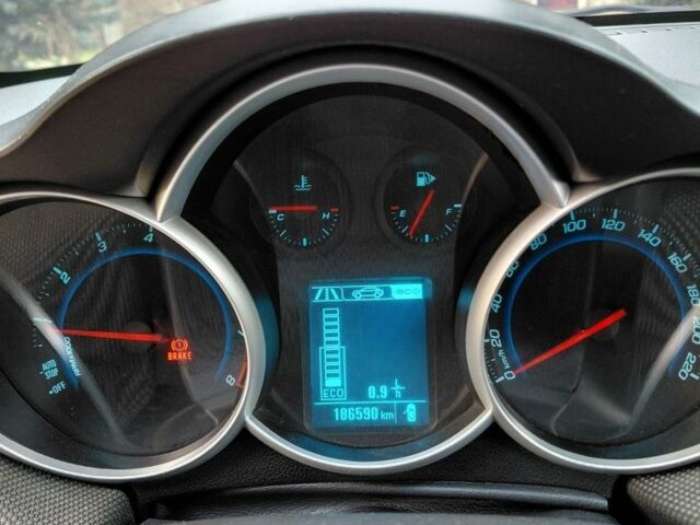 Белый Шевроле Круз, объемом двигателя 1.4 л и пробегом 186 тыс. км за 6500 $, фото 3 на Automoto.ua