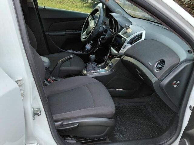 Белый Шевроле Круз, объемом двигателя 1.4 л и пробегом 186 тыс. км за 6500 $, фото 2 на Automoto.ua