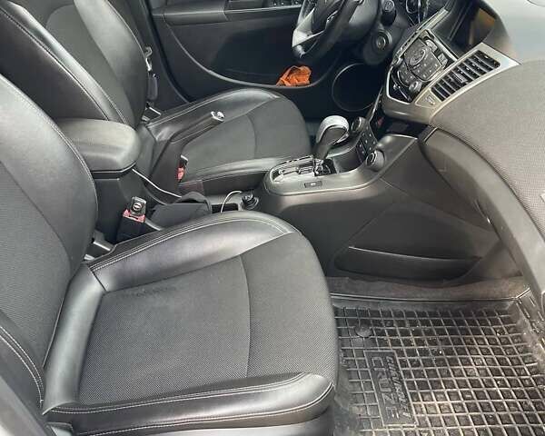 Белый Шевроле Круз, объемом двигателя 1.8 л и пробегом 250 тыс. км за 8500 $, фото 4 на Automoto.ua