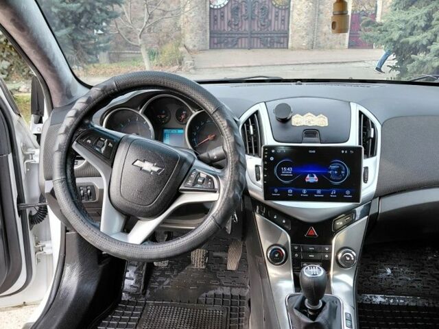 Белый Шевроле Круз, объемом двигателя 1.4 л и пробегом 186 тыс. км за 6500 $, фото 4 на Automoto.ua