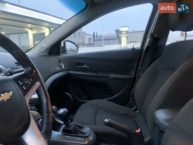 Белый Шевроле Круз, объемом двигателя 1.8 л и пробегом 140 тыс. км за 8000 $, фото 17 на Automoto.ua