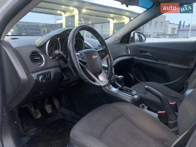 Белый Шевроле Круз, объемом двигателя 1.8 л и пробегом 140 тыс. км за 8000 $, фото 16 на Automoto.ua