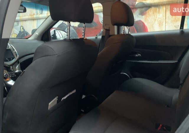 Белый Шевроле Круз, объемом двигателя 1.8 л и пробегом 140 тыс. км за 8000 $, фото 14 на Automoto.ua