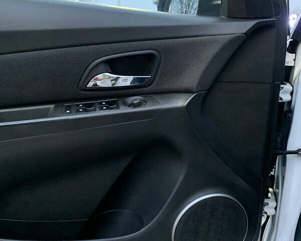 Белый Шевроле Круз, объемом двигателя 1.8 л и пробегом 140 тыс. км за 8000 $, фото 11 на Automoto.ua