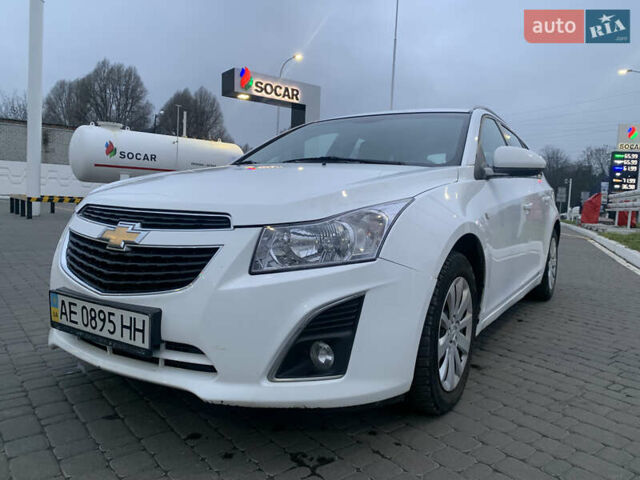 Белый Шевроле Круз, объемом двигателя 1.8 л и пробегом 140 тыс. км за 8000 $, фото 2 на Automoto.ua