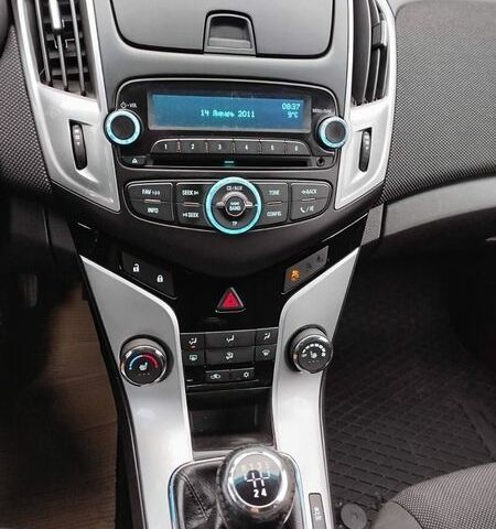 Белый Шевроле Круз, объемом двигателя 1.6 л и пробегом 225 тыс. км за 7300 $, фото 21 на Automoto.ua