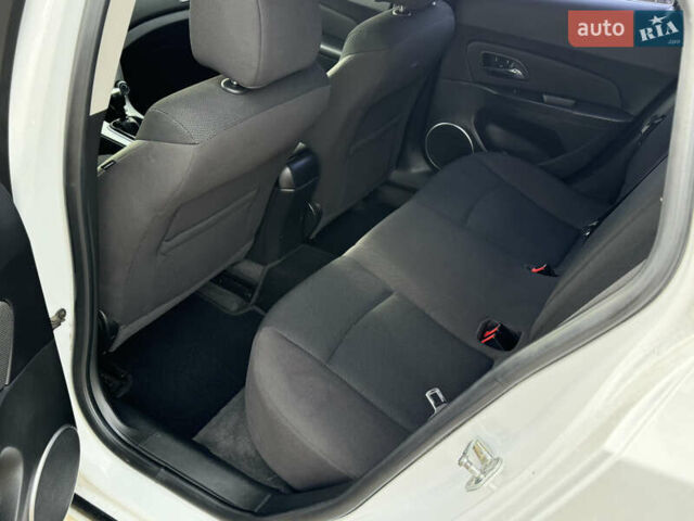 Белый Шевроле Круз, объемом двигателя 1.6 л и пробегом 184 тыс. км за 6200 $, фото 6 на Automoto.ua