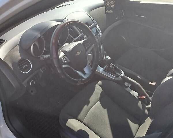 Белый Шевроле Круз, объемом двигателя 1.6 л и пробегом 236 тыс. км за 8200 $, фото 4 на Automoto.ua