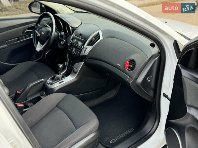 Белый Шевроле Круз, объемом двигателя 1.6 л и пробегом 184 тыс. км за 6200 $, фото 8 на Automoto.ua