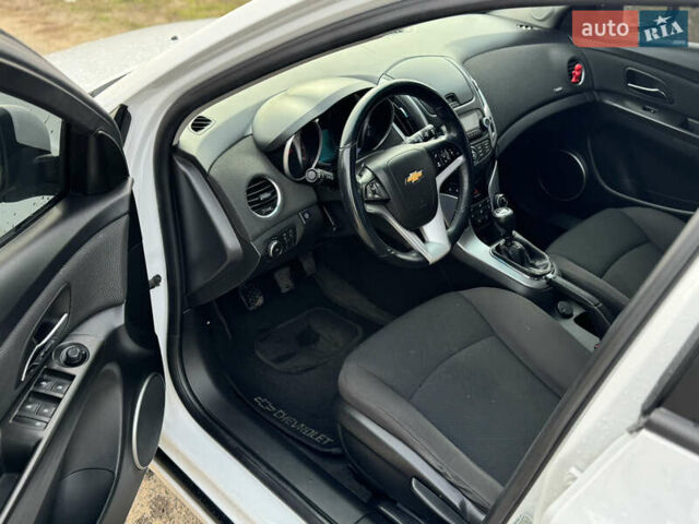 Белый Шевроле Круз, объемом двигателя 1.6 л и пробегом 184 тыс. км за 6200 $, фото 4 на Automoto.ua