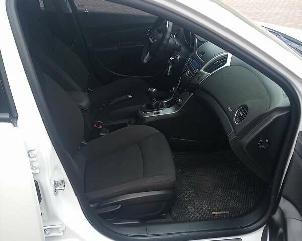 Білий Шевроле Круз, об'ємом двигуна 1.6 л та пробігом 95 тис. км за 10200 $, фото 13 на Automoto.ua