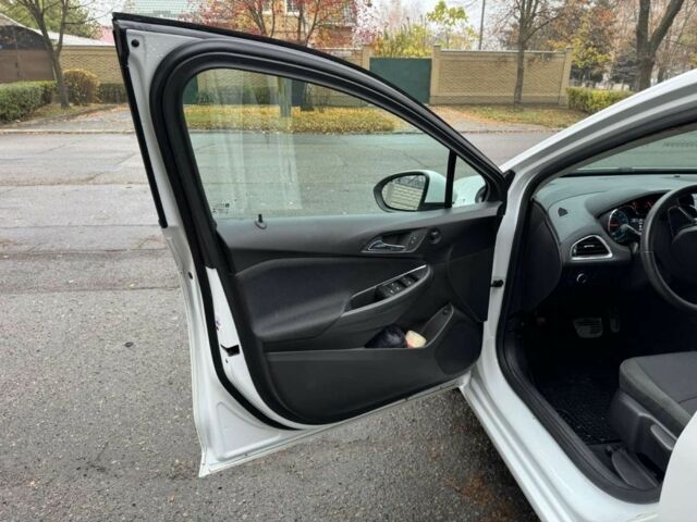 Белый Шевроле Круз, объемом двигателя 1.4 л и пробегом 145 тыс. км за 8900 $, фото 10 на Automoto.ua