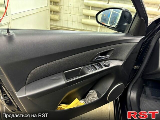 Черный Шевроле Круз, объемом двигателя 1.8 л и пробегом 173 тыс. км за 6700 $, фото 7 на Automoto.ua