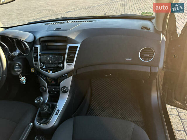 Черный Шевроле Круз, объемом двигателя 1.6 л и пробегом 208 тыс. км за 7600 $, фото 10 на Automoto.ua