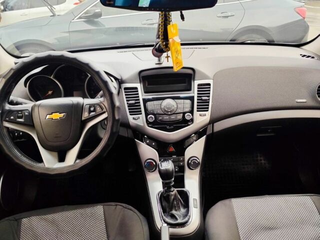 Черный Шевроле Круз, объемом двигателя 1.6 л и пробегом 268 тыс. км за 5450 $, фото 6 на Automoto.ua