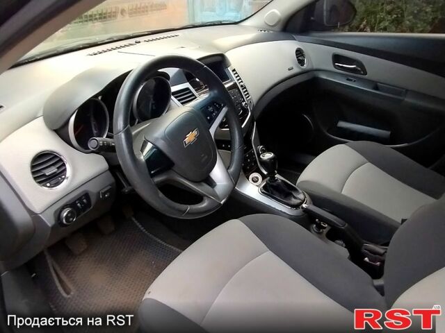Черный Шевроле Круз, объемом двигателя 1.6 л и пробегом 190 тыс. км за 5800 $, фото 4 на Automoto.ua