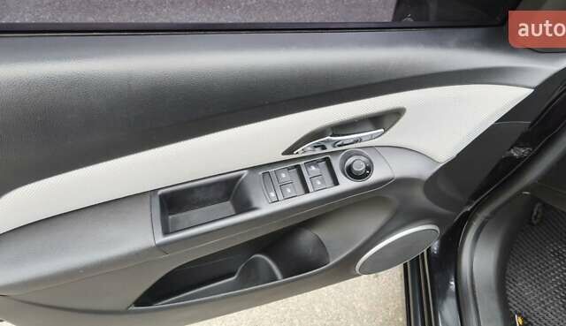 Черный Шевроле Круз, объемом двигателя 1.8 л и пробегом 220 тыс. км за 6600 $, фото 2 на Automoto.ua