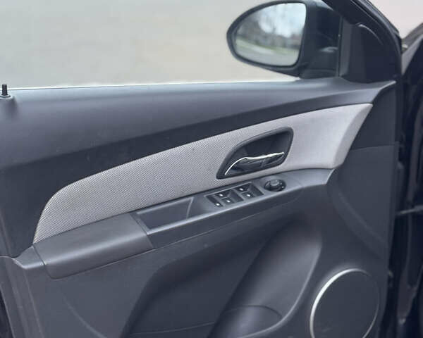 Черный Шевроле Круз, объемом двигателя 1.8 л и пробегом 232 тыс. км за 6999 $, фото 35 на Automoto.ua