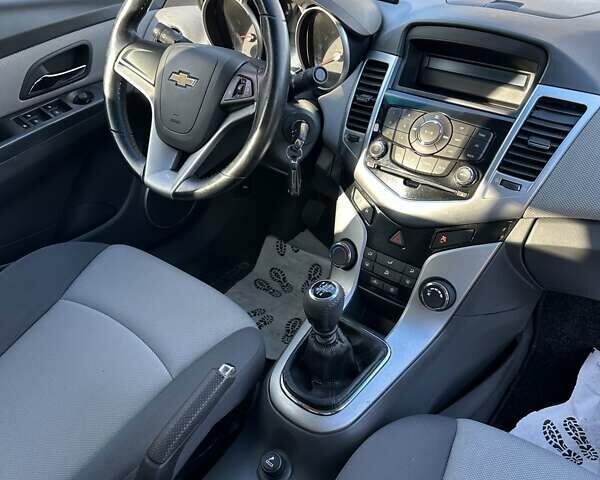 Черный Шевроле Круз, объемом двигателя 1.6 л и пробегом 223 тыс. км за 6500 $, фото 13 на Automoto.ua