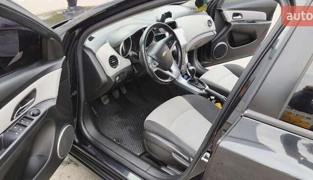 Черный Шевроле Круз, объемом двигателя 1.8 л и пробегом 220 тыс. км за 6600 $, фото 5 на Automoto.ua