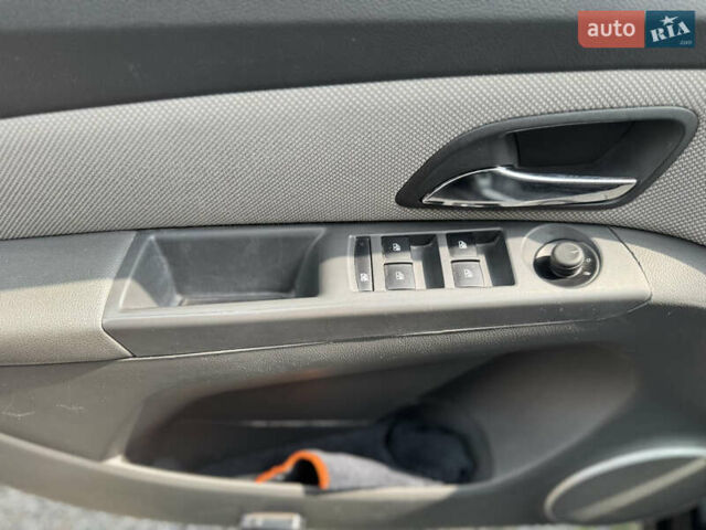 Черный Шевроле Круз, объемом двигателя 1.8 л и пробегом 144 тыс. км за 5999 $, фото 10 на Automoto.ua