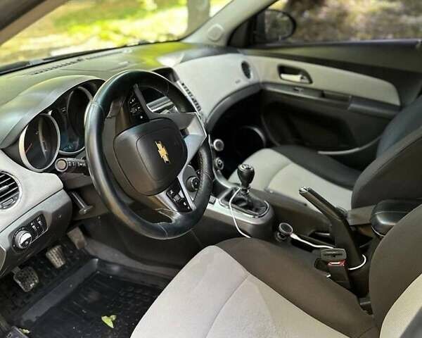 Черный Шевроле Круз, объемом двигателя 1.8 л и пробегом 177 тыс. км за 6400 $, фото 9 на Automoto.ua