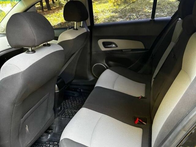 Черный Шевроле Круз, объемом двигателя 1.8 л и пробегом 177 тыс. км за 6400 $, фото 11 на Automoto.ua