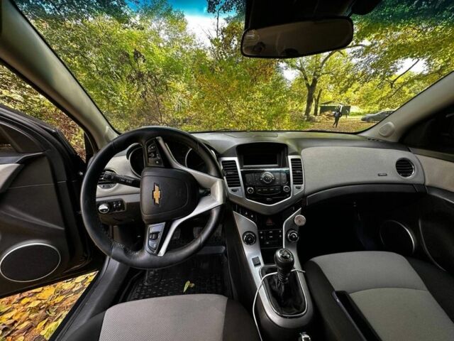 Черный Шевроле Круз, объемом двигателя 1.8 л и пробегом 177 тыс. км за 6400 $, фото 13 на Automoto.ua