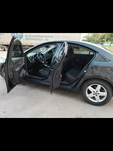 Черный Шевроле Круз, объемом двигателя 1.8 л и пробегом 242 тыс. км за 6400 $, фото 4 на Automoto.ua