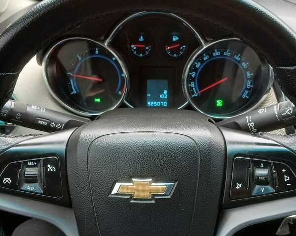 Черный Шевроле Круз, объемом двигателя 2 л и пробегом 320 тыс. км за 6800 $, фото 1 на Automoto.ua