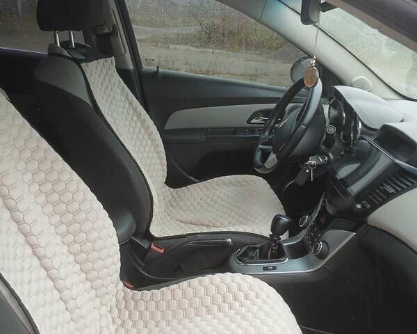Черный Шевроле Круз, объемом двигателя 2 л и пробегом 320 тыс. км за 6800 $, фото 7 на Automoto.ua