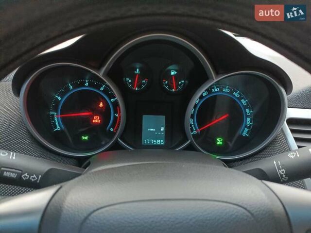 Черный Шевроле Круз, объемом двигателя 1.8 л и пробегом 177 тыс. км за 7200 $, фото 10 на Automoto.ua