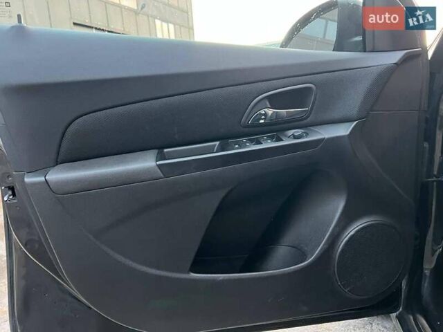 Черный Шевроле Круз, объемом двигателя 1.4 л и пробегом 172 тыс. км за 6990 $, фото 12 на Automoto.ua