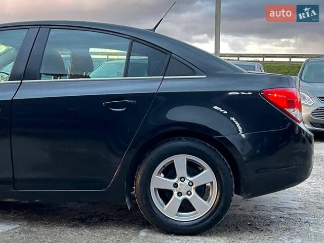 Черный Шевроле Круз, объемом двигателя 1.4 л и пробегом 172 тыс. км за 6990 $, фото 4 на Automoto.ua