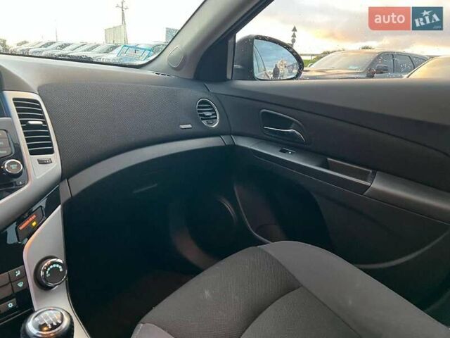 Черный Шевроле Круз, объемом двигателя 1.4 л и пробегом 172 тыс. км за 6990 $, фото 30 на Automoto.ua