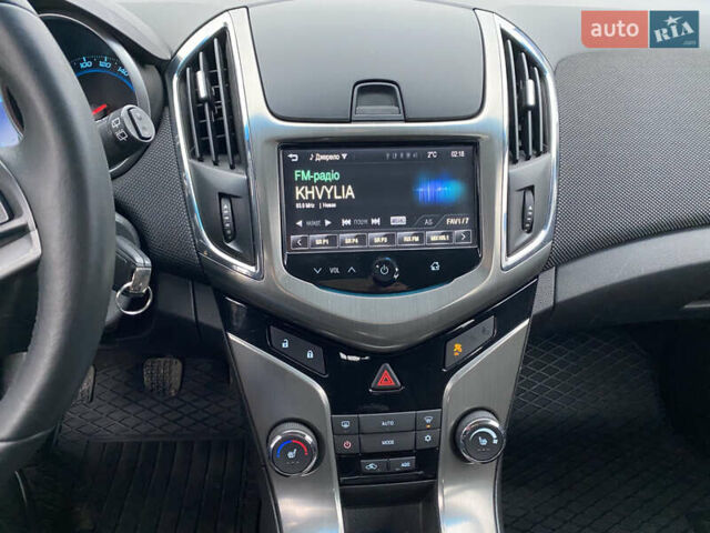 Черный Шевроле Круз, объемом двигателя 1.4 л и пробегом 230 тыс. км за 6550 $, фото 42 на Automoto.ua