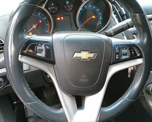 Черный Шевроле Круз, объемом двигателя 1.6 л и пробегом 187 тыс. км за 8800 $, фото 2 на Automoto.ua