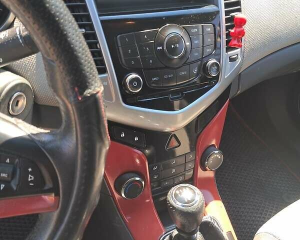 Красный Шевроле Круз, объемом двигателя 1.6 л и пробегом 158 тыс. км за 7200 $, фото 8 на Automoto.ua