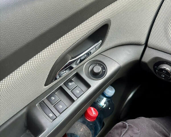 Красный Шевроле Круз, объемом двигателя 1.6 л и пробегом 169 тыс. км за 7600 $, фото 14 на Automoto.ua