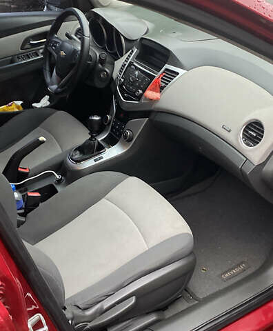 Красный Шевроле Круз, объемом двигателя 1.6 л и пробегом 260 тыс. км за 5500 $, фото 3 на Automoto.ua