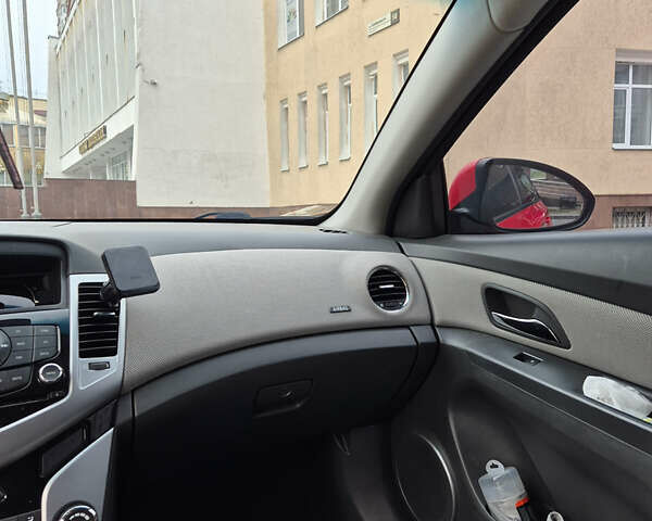 Красный Шевроле Круз, объемом двигателя 1.6 л и пробегом 169 тыс. км за 7600 $, фото 12 на Automoto.ua