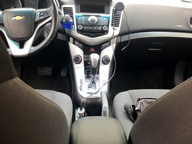 Красный Шевроле Круз, объемом двигателя 1.4 л и пробегом 235 тыс. км за 6400 $, фото 4 на Automoto.ua