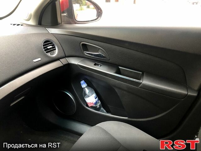 Красный Шевроле Круз, объемом двигателя 1.4 л и пробегом 235 тыс. км за 6400 $, фото 7 на Automoto.ua